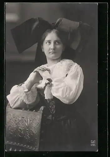 AK Junge Elsässerin mit gefalteten Händen