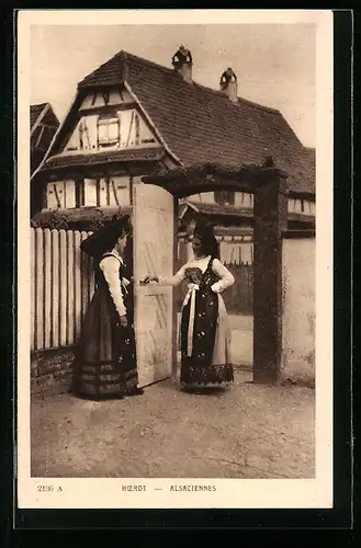 AK Zwei Elsässerinnen in Tracht am Gartentor plaudernd