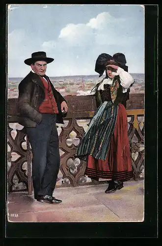 AK Elsässisches Paar an einer Balustrade stehend