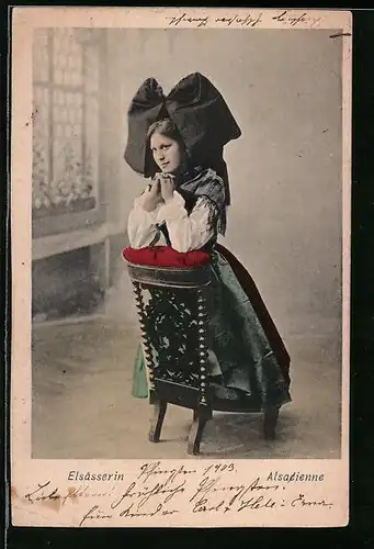AK Junge Elsässerin auf einem Stuhl kniend mit gefalteten Händen