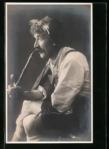 AK Bayer in Lederhosen raucht seine Pfeife