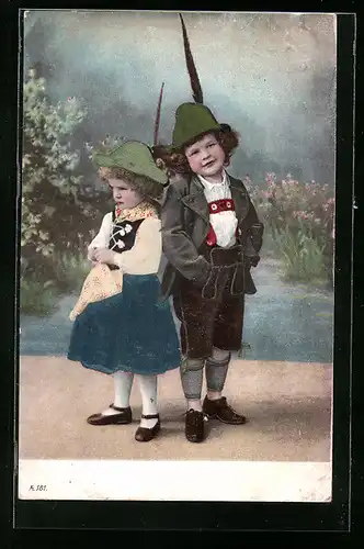 Präge-AK Bayerisches Geschwisterpaar mit Federhüten