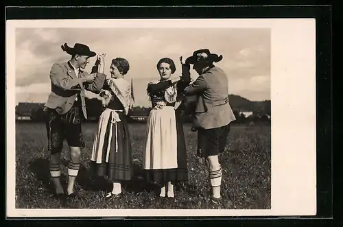 AK zwei junge Paare in bayerischen Trachten beim Volkstanz