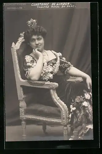 AK Schauspielerin Constanze de Linden auf einem Stuhl sitzend
