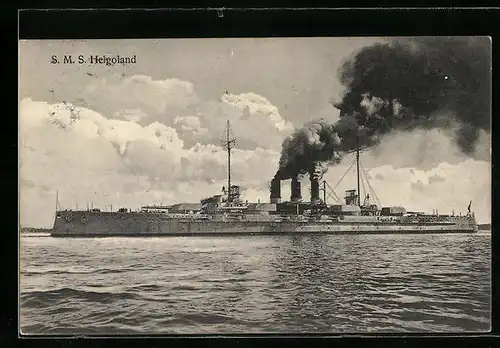 AK SMS Kriegsschiff Helgoland Volldampf gebend und in See stechend