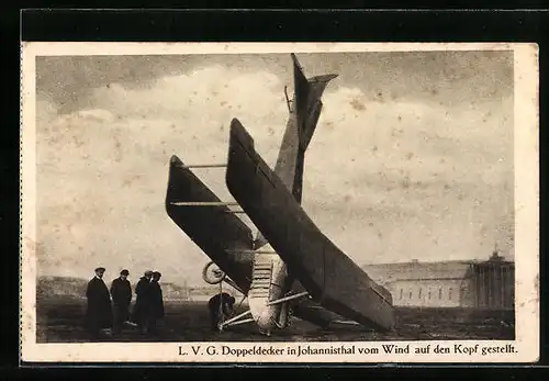 AK Berlin-Johannisthal, L.V.G.-Doppeldecker vom Wind auf den Kopf gestellt
