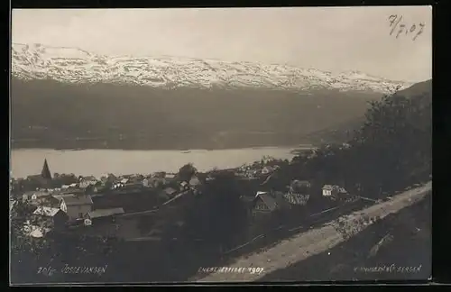 AK Vossevangen, Ortsansicht vor Bergkette