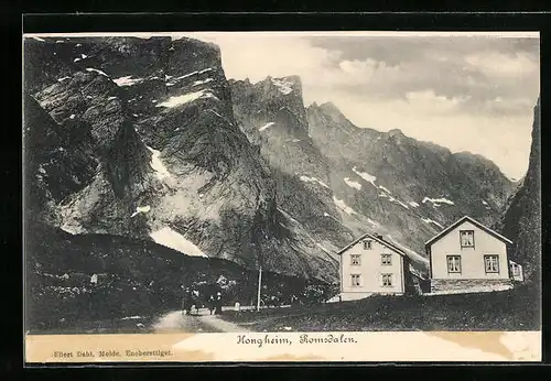 AK Hongheim /Romsdalen, Häuser an der Strasse vor Bergkulisse