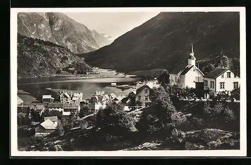 AK Hellesylt, Ortsansicht mit Kirche und Bergpanorama im Sonnenschein