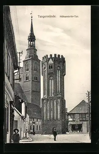 AK Tangermünde, Hühnerdorfer-Tor mit Geschäft