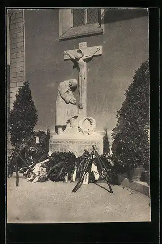 AK Neuweier, Kriegerdenkmal mit niedergelegten Kränzen