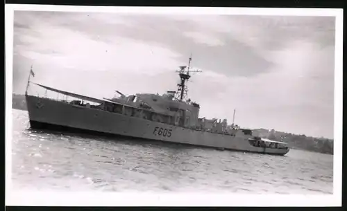 Fotografie Kriegsschiff Fregatte HMS Tremadoc Bay F605 der British Royal Navy vor Torquay