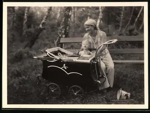 Fotografie Mutterglück, glückliche Mutter mit Baby und Kinderwagen