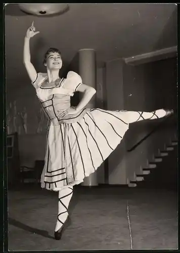 Fotografie H. P. Beyer, Halle / Saale, hübsche Tänzerin im Bühnenkostüm