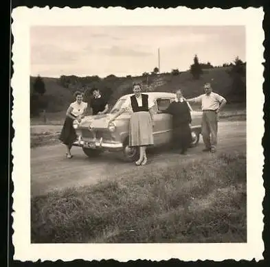Fotografie Auto Ford Taunus, stolze Familie nebst PKW