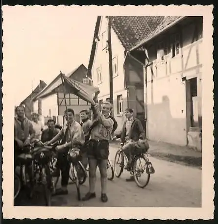 Fotografie Knaben mit Fahrrad - Velo während einer Ausfahrt