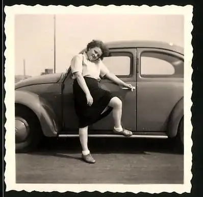 Fotografie Auto VW Käfer, Mädchen posiert am Volkswagen PKW