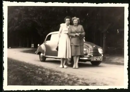 Fotografie Auto DKW, Frauen nebst PKW