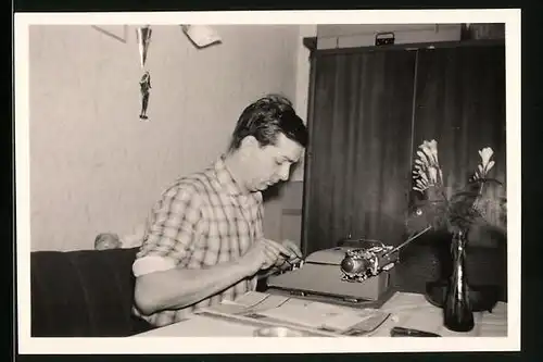 Fotografie Sekretär erledigt Schreibarbeit mit der Schreibmaschine