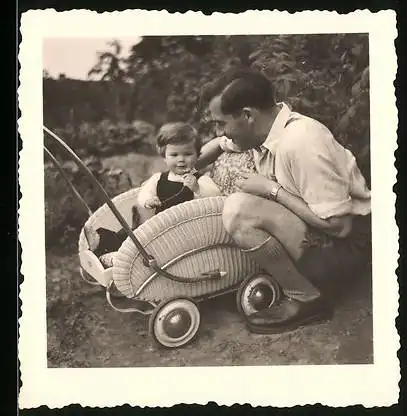 Fotografie Vater nebst Baby im Kinderwagen