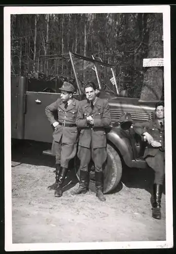Fotografie Bundesheer Österreich, Soldaten lehnen lässig am Lastwagen