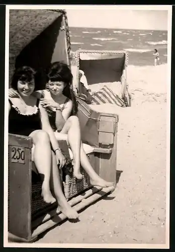 Fotografie Bademode, Brünette hübsche Mädchen im Badeanzug in Strandkorb sitzend