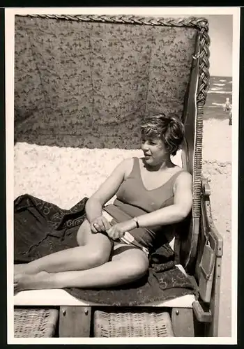 Fotografie Bademode, Hausfrau im Badeanzug sonnt sich im Strandkorb