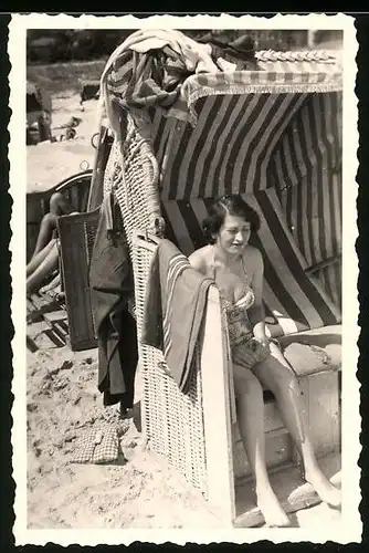 Fotografie Bademode, Brünette Dame im Badeanzug im Strandkorb sitzend