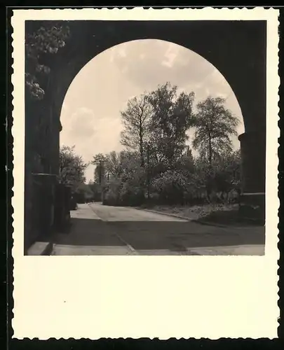 Fotografie unbekannter Fotograf, Ansicht Grubschütz, Strassenansicht unter einer Brücke