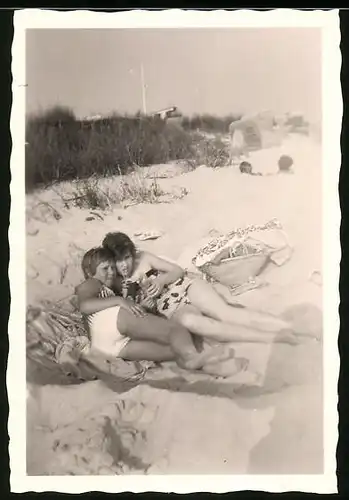 Fotografie Bademode, Mädchen im Badeanzug am Strand