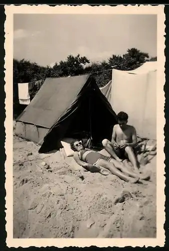 Fotografie Bademode, Frau im Bikini & Mann in Badehose nebst Zelt am Strand