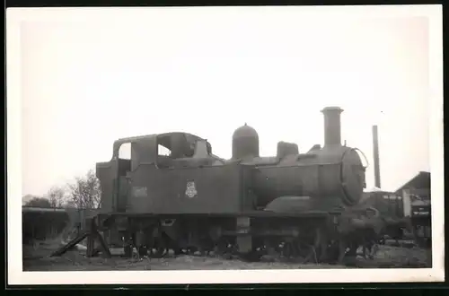 Fotografie britische Eisenbahn, Dampflok, Lokomotive auf Abstellgleis