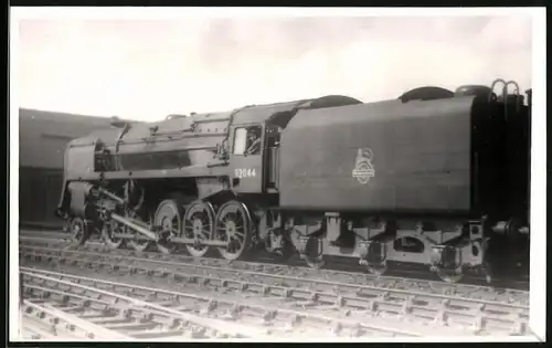 Fotografie britische Eisenbahn, Dampflok, Tender-Lokomotive Nr. 92044 vor Depot