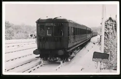 Fotografie britische Eisenbahn, Personenzug Triebwagen Nr. 4134 im Winter