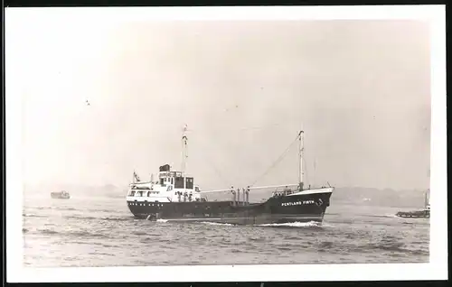 Fotografie Frachtschiff Pentland Firth bei Hafeneinfahrt