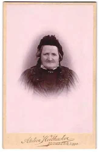 Fotografie Heithecker, Blomberg /Lippe, ältere Dame mit Spitzenhaube und verkniffenem Mund