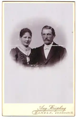 Fotografie Aug. Striepling, Hameln, Emmernstrasse 18, Porträt eines bürgerlichen Paares in Festtagskleidung