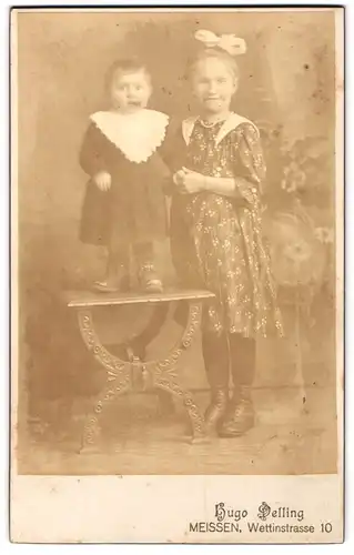 Fotografie Hugo Delling, Meissen, Wettinstrasse 10, grosse Schwester mit kleinem Bruder im Kleidchen