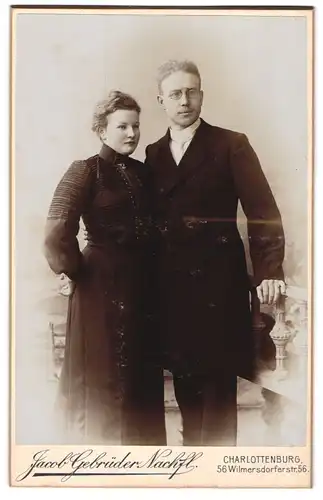 Fotografie Jacob Gebrüder, Berlin-Charlottenburg, Wilmersdorfer-Str. 56, junges Ehepaar in dunkler Festtagskleidung