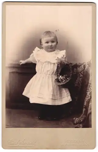 Fotografie Carl Seegert, Berlin, Gr. Frankfurter-Str. 71, süsses kleines Mädchen mit Blumenkorb
