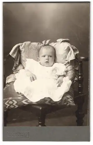 Fotografie W. E. Schlemm & Co, Ort unbekannt, niedliches Baby im Taufkleid