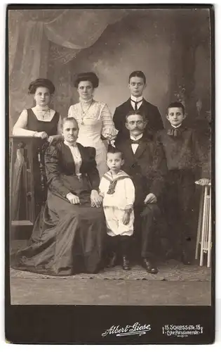 Fotografie Rob. Dressler, Berlin-Charlottenburg, Schlossstrasse 15, bürgerliche Familie in Sonntagskleidung