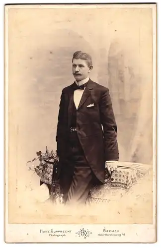 Fotografie Hans Ruprecht, Bremen, Osterthorsteinweg 49, junger Mann im schicken Anzug