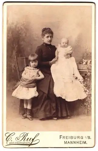 Fotografie C. Ruf, Freiburg i. B., Ludwigstrasse 2, Mutter mit kleiner Tochter und Täufling