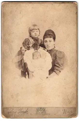 Fotografie Rosa Jenik, Wien, Mariatreugasse 6, Mutter mit kleiner Tochter und Täufling