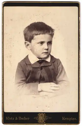 Fotografie Klotz & Bscher, Kempten, Am Platze, niedlicher kleiner Junge im Anzug