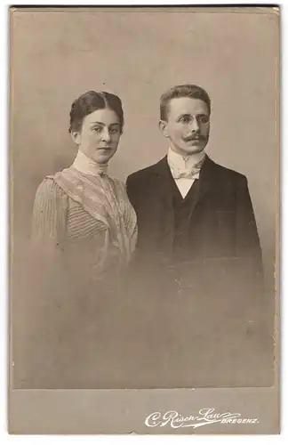 Fotografie C. Risch-Lau, Bregenz, Römerstrasse, bürgerliches Ehepaar in Sonntagskleidung