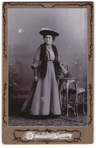 Fotografie Julius Grusche, Neugersdorf, bürgerliche Dame im Kleid mit Pelzkragen und grossem Hut