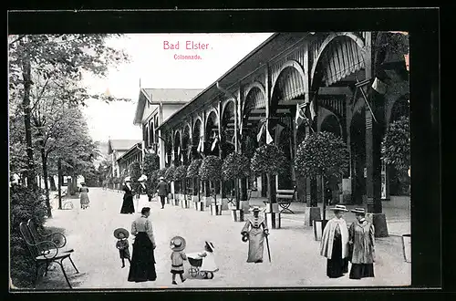 AK Bad Elster, Spaziergänger auf der Colonnade