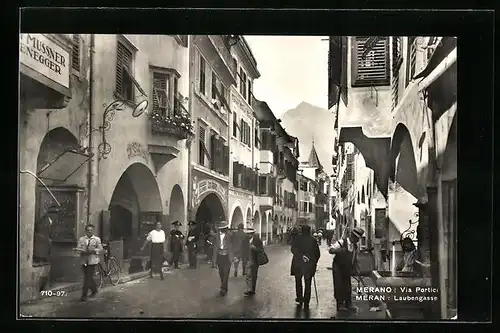 AK Meran, Belebte Laubengasse mit Passanten
